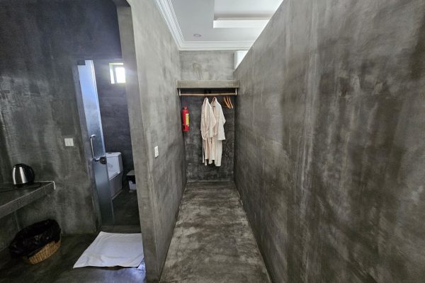 Corridor to bathrobe in Boutique Villa Kampot - Damnak Borey Resort