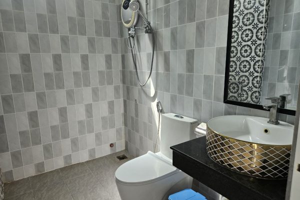 Bathroom in our luxury villa in kampot - Damnak Borey Resort